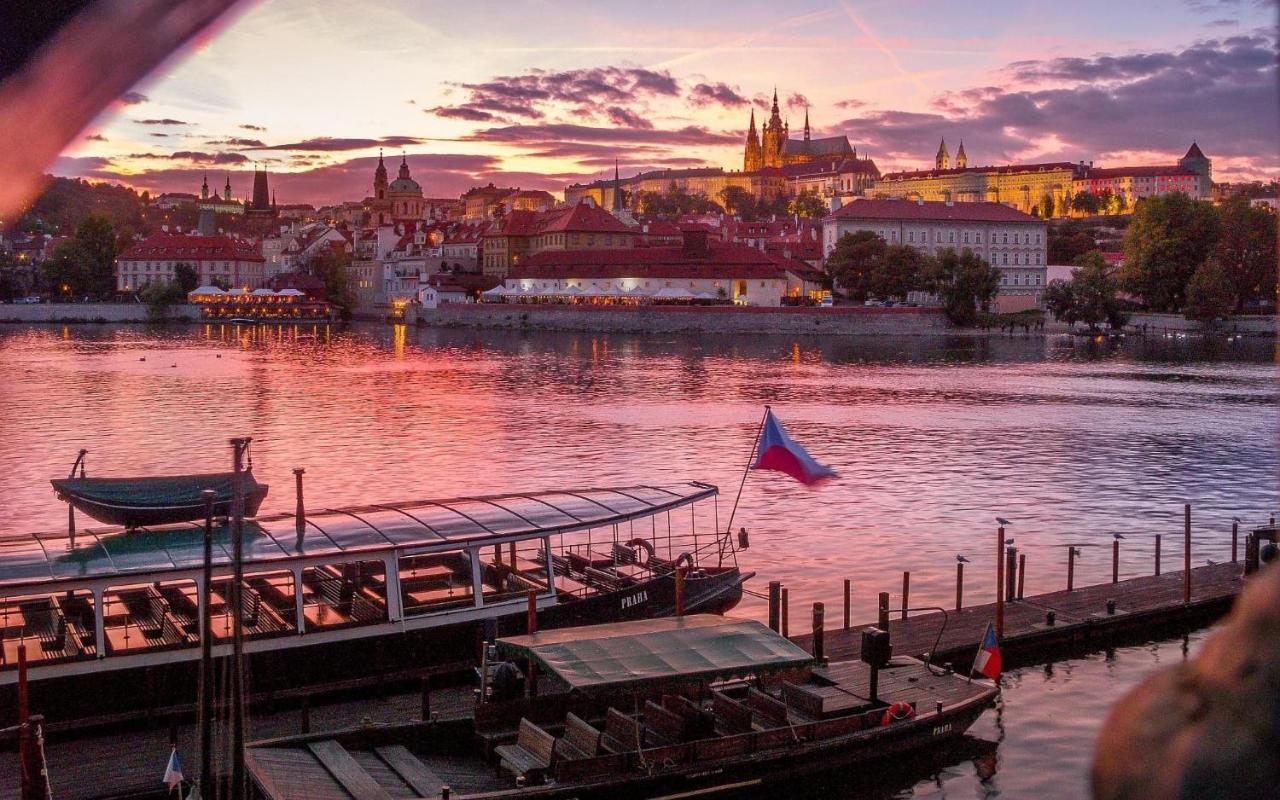 Apartment Vltava Praag Buitenkant foto